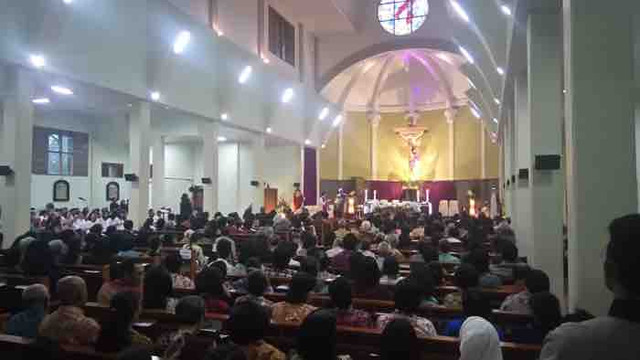 Pasca Penyerangan Gereja, Uskup KAS dan Romo Prier Rayakan Misa Penguatan