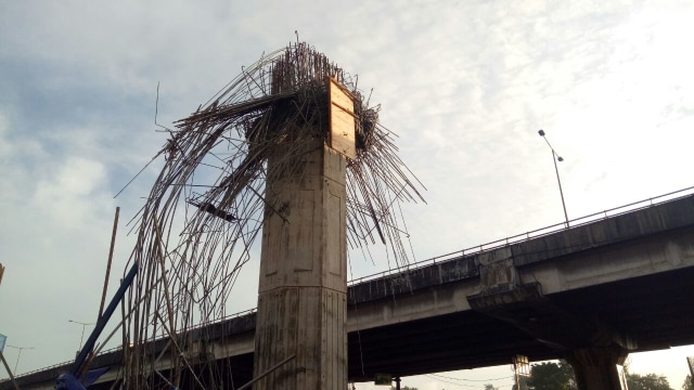 Kondisi Tiang Girder yang Ambruk. (Foto: Aria Rusta / kumparan)