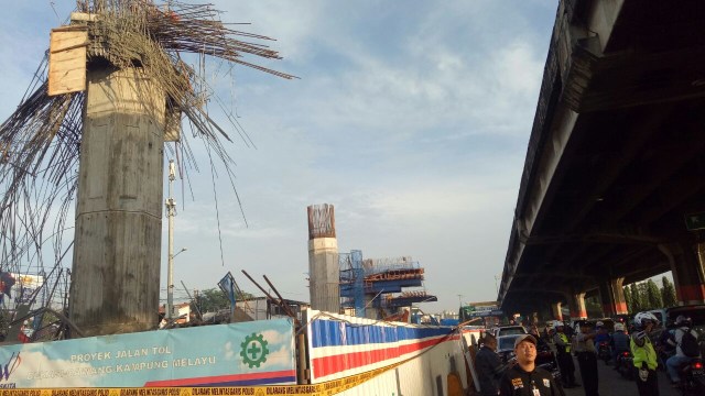 Kondisi Tiang Girder yang Ambruk. (Foto: Aria Rusta / kumparan)