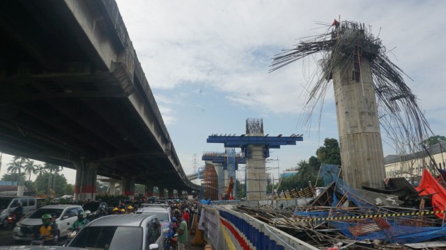 Tiang Girder Ambruk di Jalan D.I Pandjaitan. (Foto: Iqbal Firdaus/kumparan)