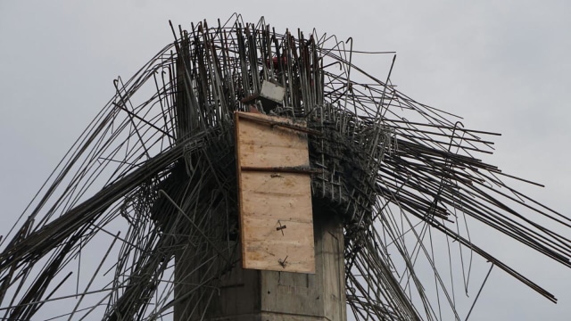 Tiang Girder yang Ambruk di Jalan DI Panjaitan. (Foto: Iqbal Firdaus/kumparan)