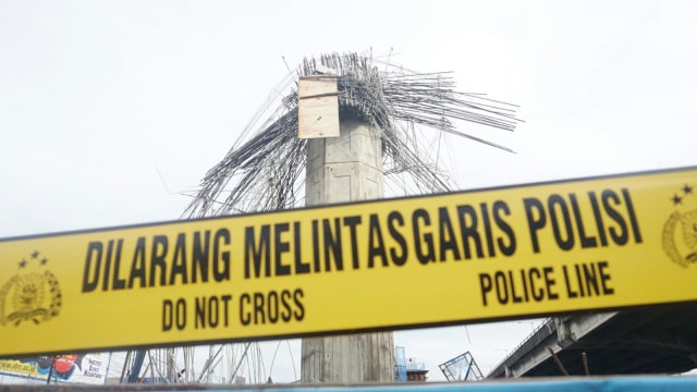 Tiang Girder yang Ambruk di Jalan DI Panjaitan. (Foto: Iqbal Firdaus/kumparan)