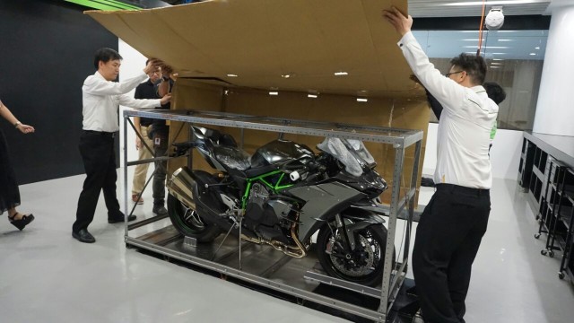 Unboxing Kawasaki H2 Carbon (Foto: Dok. PT KMI)