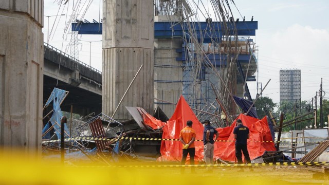 Kondisi ambruknya tiang girder di Tol Becak Ayu. (Foto: Iqbal Firdaus/kumparan)