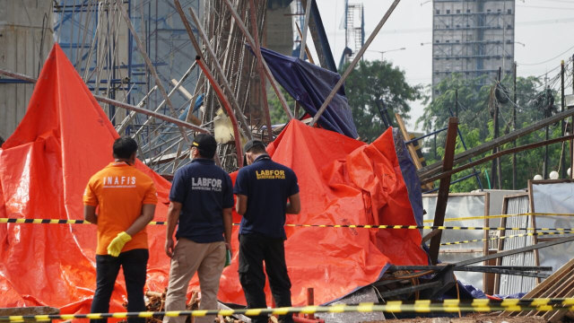 Kondisi ambruknya tiang girder di Tol Becak Ayu. (Foto: Iqbal Firdaus/kumparan)