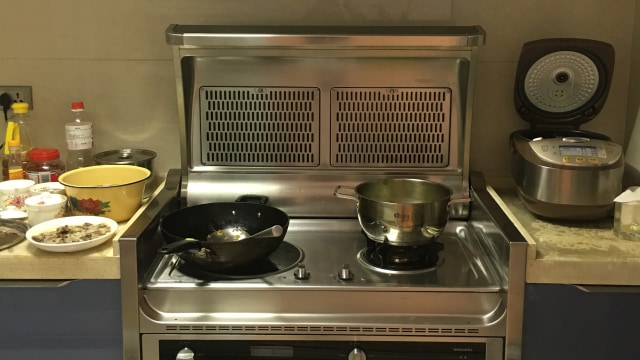 Penggunaan kompor listrik di China. Foto: Feby Dwi Sutianto/kumparan
