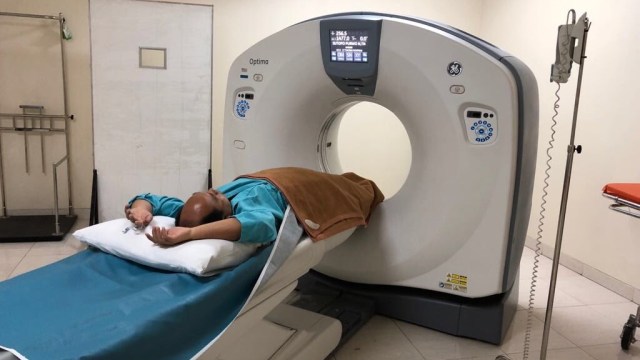 Sutopo menjalani pemeriksaan di RS (Foto: Twitter.com/Sutopo_PN)