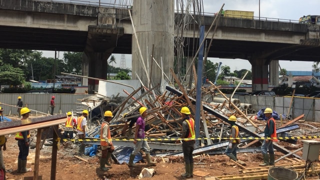 Pekerja membersihkan runtuhan timber braket (Foto: Reki Febrian/kumparan)