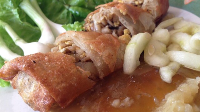 Lumpia, makanan khas Semarang. (Foto: Instagram @thanmuztmoto)