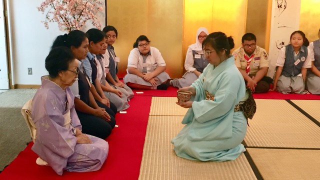 Proses penyerahan teh kepada tamu. (Foto: Adisty Putri Utami/kumparan)