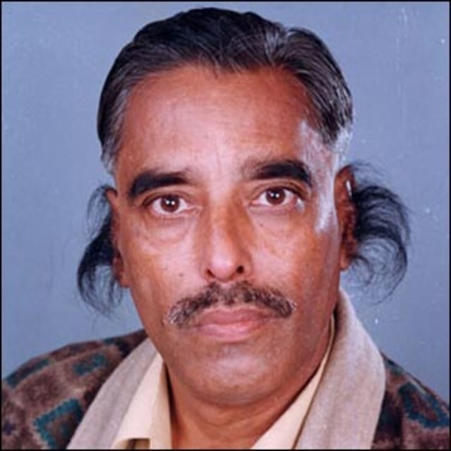 Bulu Telinga Super Panjang Pria Ini Memecahkan Rekor!