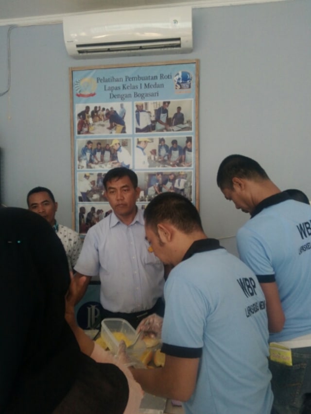 WBP Klas I Medan Dilatih Buat Roti (1)