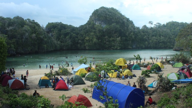 Camping di pantai kawasan Malang (Foto: Flickr/Kardoman Tumangger)
