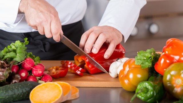 Memotong sayuran (Foto: Thinkstock)