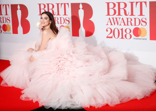 Dua Lipa dalam Giambattista Valli (Foto: REUTERS/Eddie Keogh)