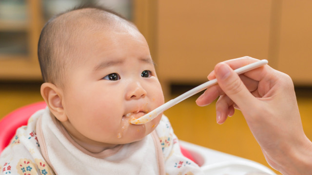 Ilustrasi bayi makan daging. (Foto: Thinkstock)