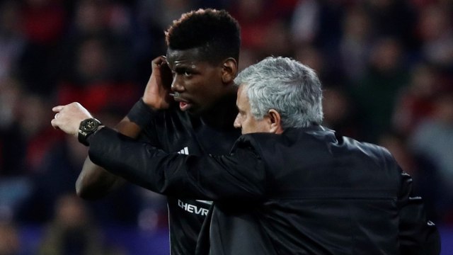 Mourinho memberi instruksi pada Pogba. (Foto: Reuters/Andrew Couldridge)