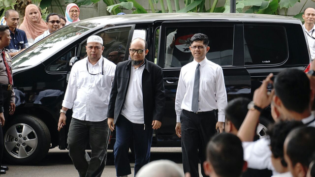 Penyidik KPK Novel Baswedan (tengah) didampingi Wakil Ketua KPK Laode M Syarif (kanan) dan Wakil Ketua Wadah Pegawai (WP) KPK Harun Al Rasyid (kiri) tiba di gedung KPK, Jakarta, Kamis (22/2/2018). Foto: Helmi Afandi/kumparan