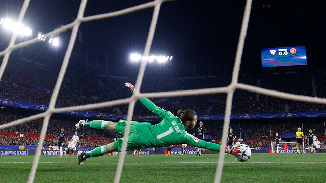 Salah satu penyelamatan De Gea di Sevilla. (Foto: Juan Medina/Reuters)