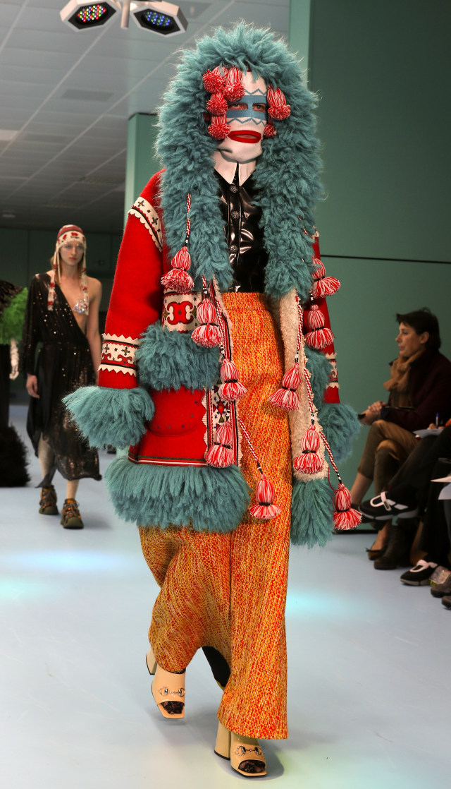 Aksen kabuki berukuran besar di Gucci (Foto: REUTERS/Tony Gentile)