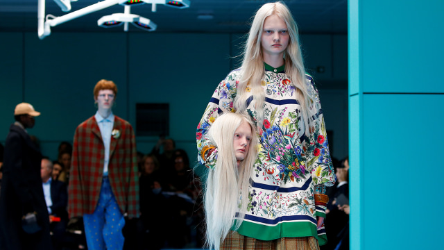 Model Gucci Membawa Kepalanya Sendiri (Foto: REUTERS/Tony Gentile )