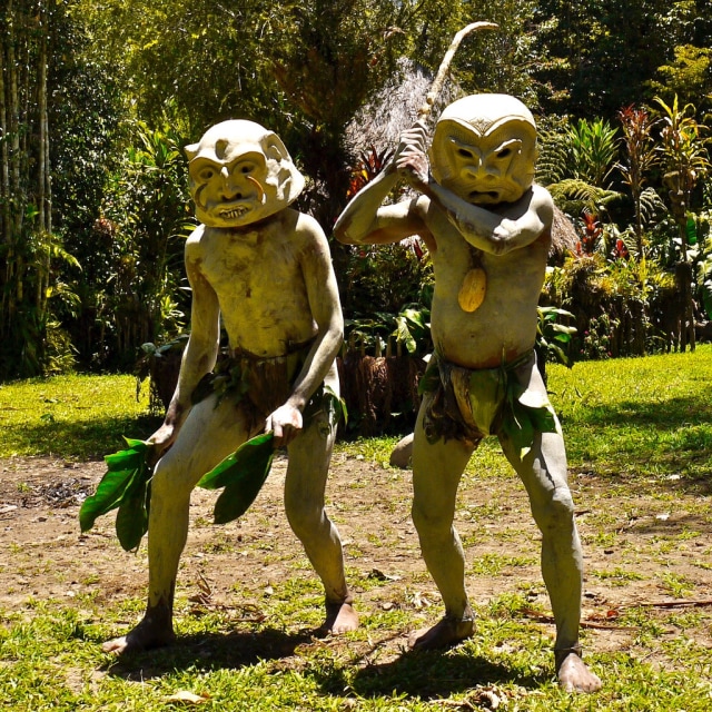 Suku Asaro dengan topeng. (Foto: Flickr/Rita Williaert)