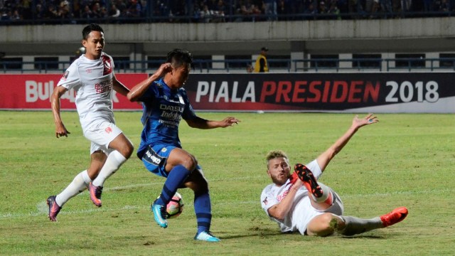 Febri Haryadi dalam laga Persib vs PSM. (Foto: ANTARA/Raisan Al Farisi)