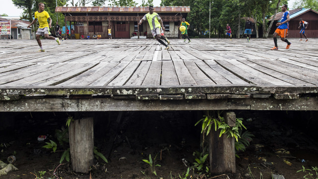 Warga Bermain Bola di Lapangan Papan (Foto: Antara Foto/ M Agung Rajasa)
