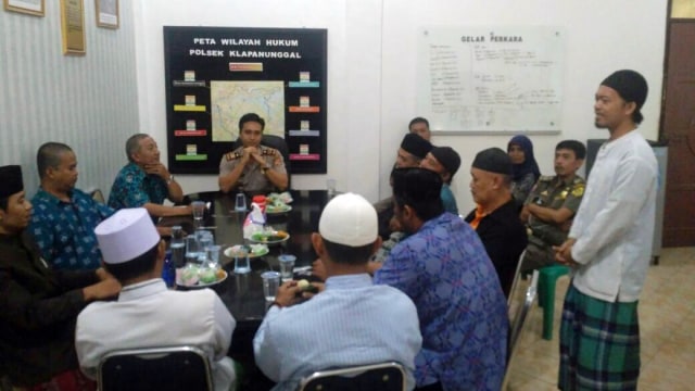 Mediasi pelaku penyebar hoaks dengan warga. (Foto: Dok. Polsek Klapanunggal)