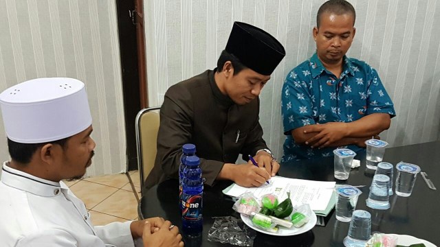 Mediasi pelaku penyebar hoaks dengan warga. (Foto: Dok. Polsek Klapanunggal)