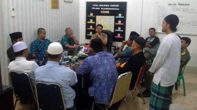 Mediasi pelaku penyebar hoaks dengan warga. (Foto: Dok. Polsek Klapanunggal)