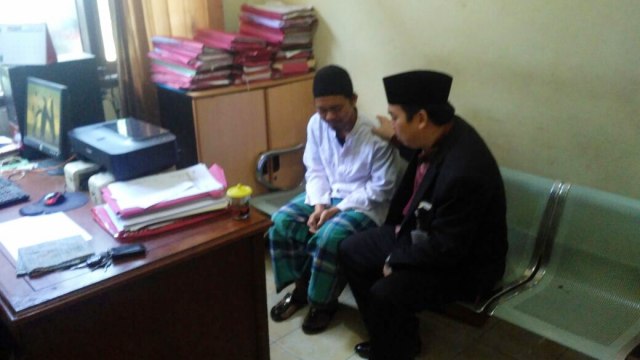 Mediasi pelaku penyebar hoaks dengan warga. (Foto: Dok. Polsek Klapanunggal)