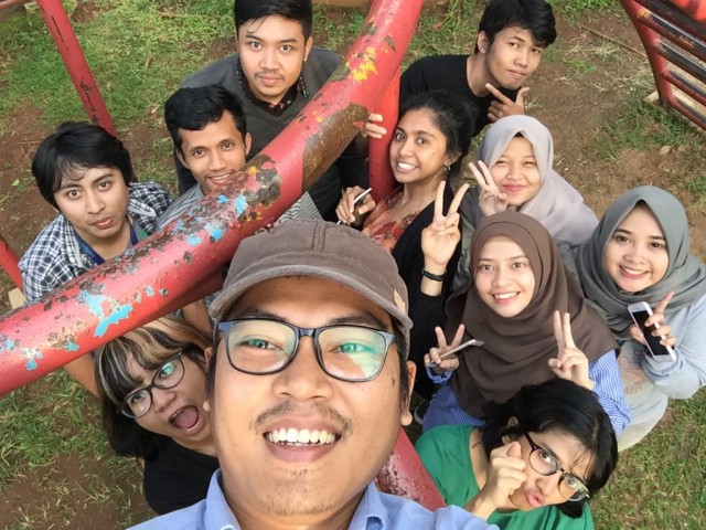 Di Taman Salam Sebelum Sore Berganti Malam