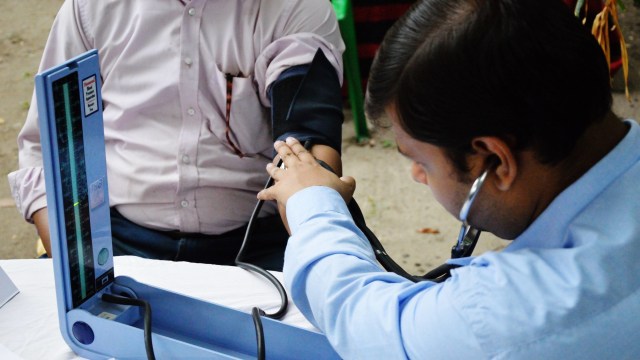 Pengecekan tekanan darah (Foto: Wikimedia Commons)