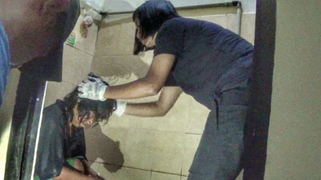 Polres Bogor  mandikan orang gangguan mental (Foto: Dok. Polres Bogor)