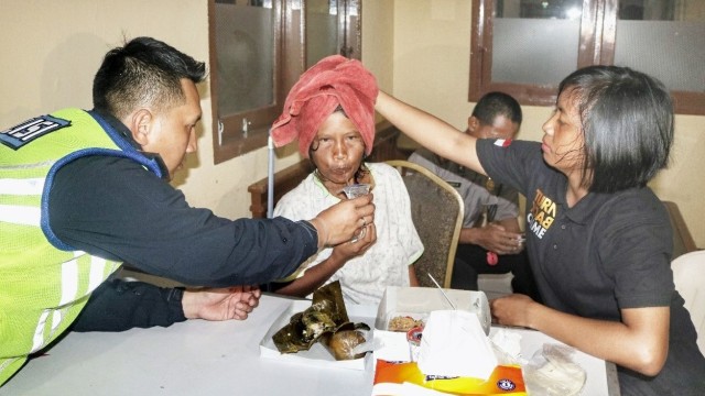 Polres Bogor memberi makan orang gangguan mental (Foto: Dok. Polres Bogor)