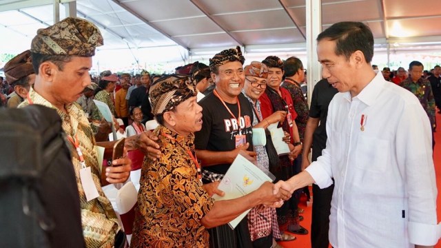 Joko Widodo bagikan sertifikat tanah di Tabanan. (Foto: dok. Biro Pers Setpres)