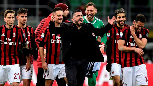 Para pemain Milan bersama kepala sukunya. (Foto: AFP/Miguel Medina)