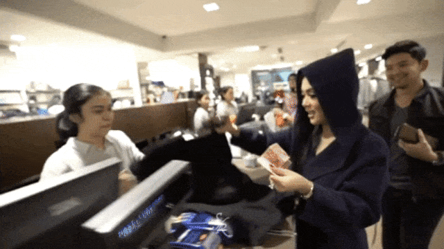 Syahrini belanja dengan uang Rp 300 ribu. (Foto: Youtube/The Princess Syahrini)