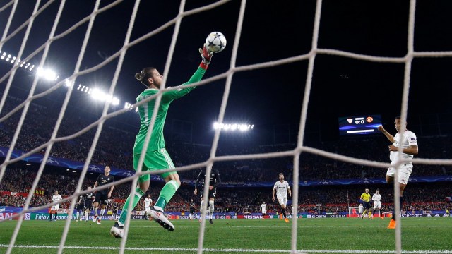 De Gea menyelamatkan sundulan Muriel. (Foto: Reuters/Juan Medina)
