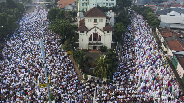 Salat Idul Fitri di Jatinegara Foto: ANTARA FOTO/Sigid Kurniawan