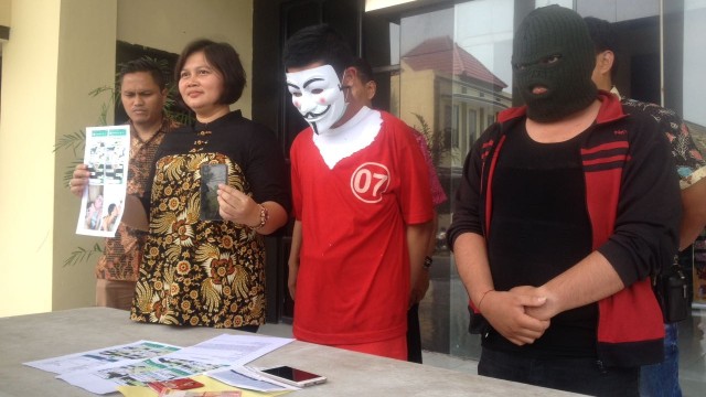 Polisi gerebek tiga pria homoseks. (Foto: Phaksy Sukowati/kumparan)