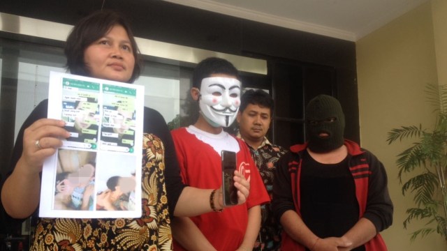 Polisi gerebek tiga pria homoseks. (Foto: Phaksy Sukowati/kumparan)