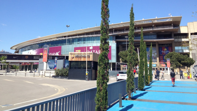 Camp Nou dari luar. (Foto: Daniel Chrisendo/kumparan)