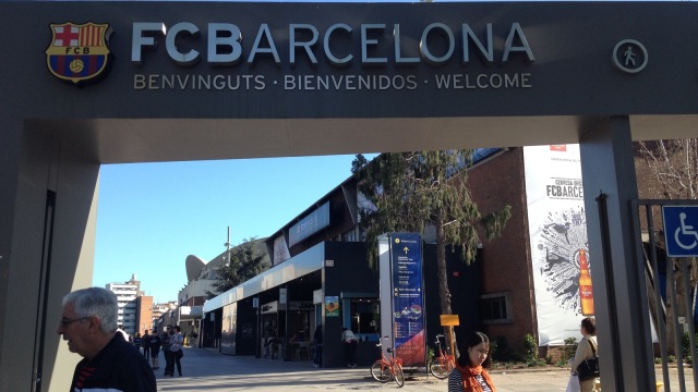Gerbang masuk Camp Nou. (Foto: Daniel Chrisendo/kumparan)