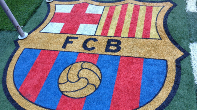 Logo FCB di atas lapangan bola. (Foto: Daniel Chrisendo/kumparan)