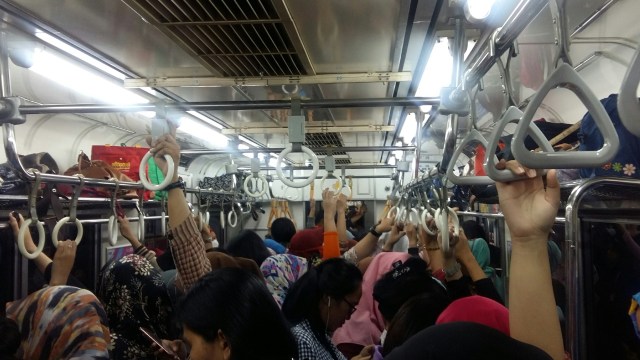 Balada Para Commuters; Jabodetabek diatas Rel dan Kebhinekaan Indonesia