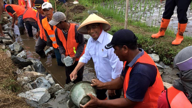 Budi Karya tinjau program padat karya di STPI. Foto: Abdul Latif/kumparan