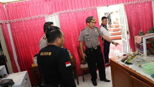 Polisi di TKP tewasnya Purnawirawan Polisi (Foto: Dok. Istimewa)