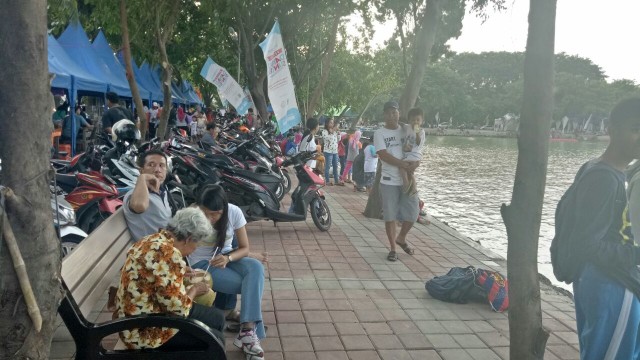 Warga yang mengunjungi danau sunter (Foto: Rizki Mubarok/kumparan)